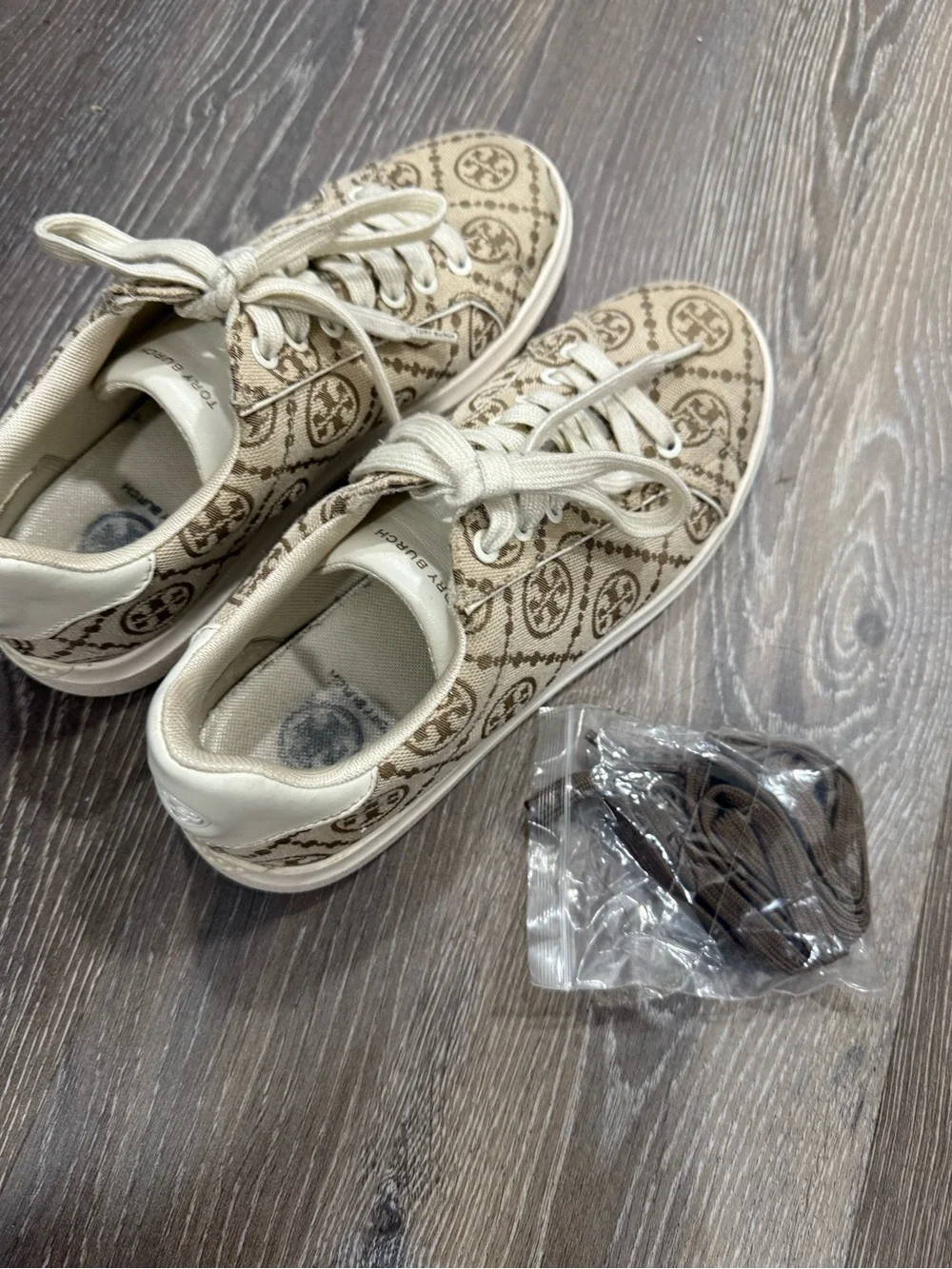Tory Burch Howell Court Tan Logo Canvas Sneakers 6m comes with extra laces